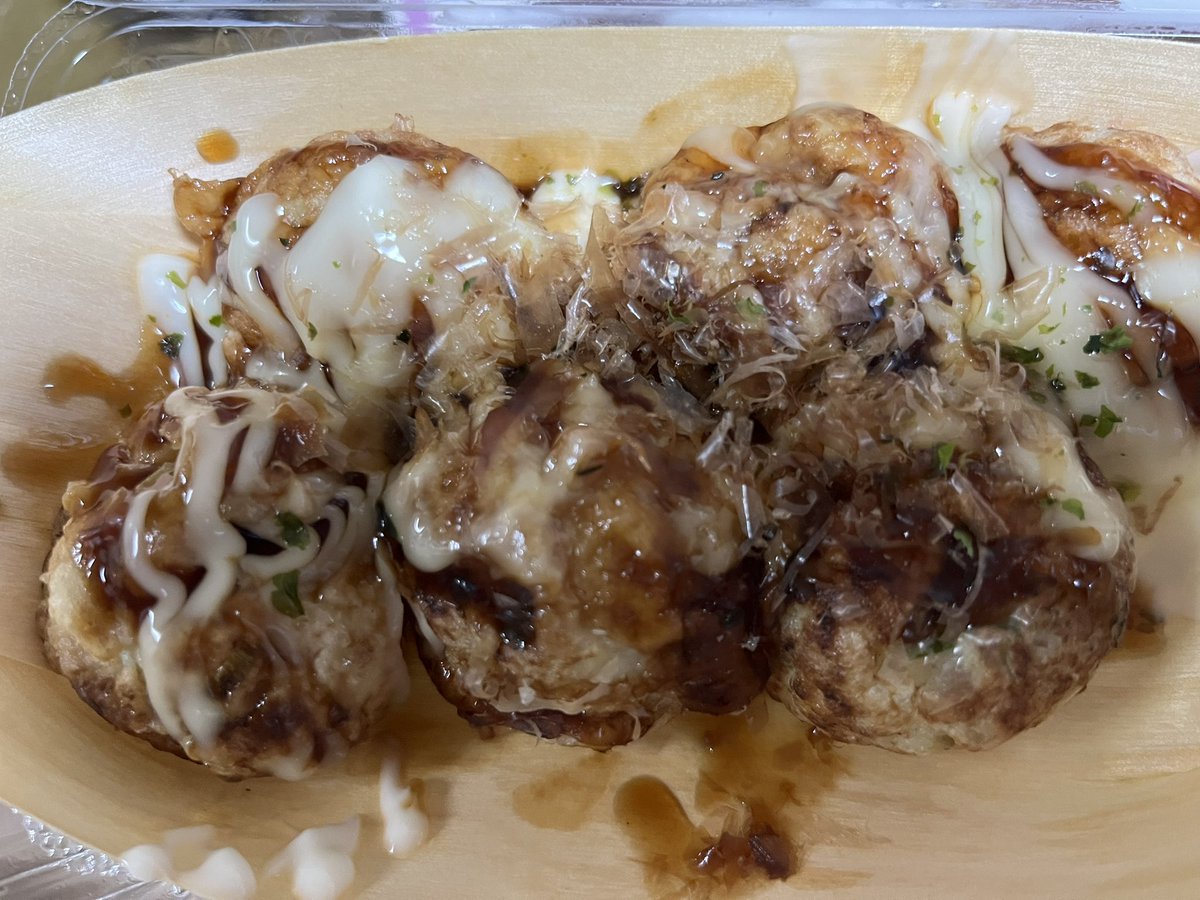 7XR0MjGIwlGY0Da's tweet image. 今日は梅田に行くことがあって、はなだこ、聞いたら15分待ち！
のぶたさんオススメの塩&amp;amp;安定のソースマヨ買って来た！
ソースマヨは安定の美味しさ😋
塩あっさりでめちゃくちゃ美味しい😋
そして、はなだこは🐙がめちゃ柔らかい👍
みんな大阪に来たら是非食べて‼️

#はなだこ
#草組