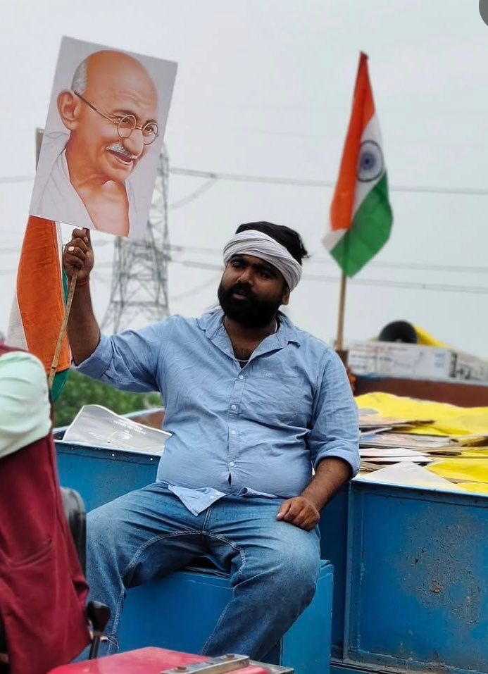 पीएम नरेंद्र मोदी के संसदीय क्षेत्र बनारस में छात्र 'वोट चोरी' के खिलाफ शांतिपूर्ण विरोध प्रदर्शन करने वाले थे।

विरोध से पहले ही पुलिस ने NSUI BHU प्रेसिडेंट सुमन आनंद को हॉस्टल में घुसकर गिरफ्तार कर लिया।