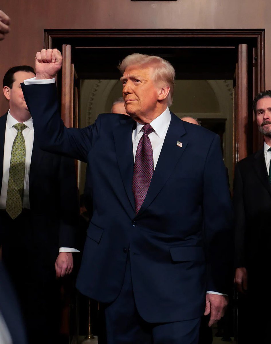 🚨Everyone better answer this one correctly!!

Would you support President Trump cutting off all federal funding to states that operate Sanctuary Cities?

A. YES 🇺🇸
B. NO

If you said YES, drop a THUMBS-UP 👍 and show your support for America First!