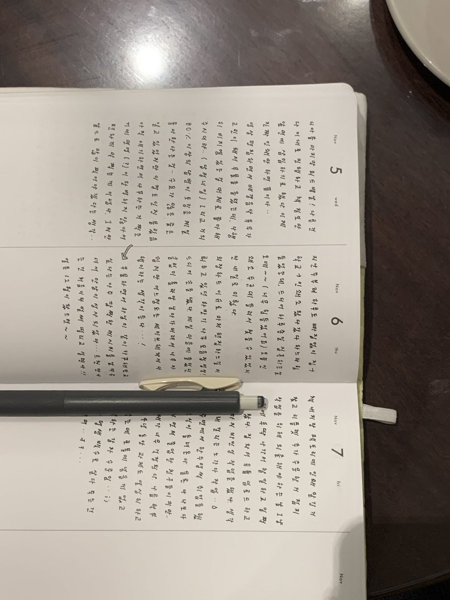 카페에서 혼자 밀린 일기 쓰기☕️
꾸미기 귀찮아서 걍.. 이번 주는 글씨만