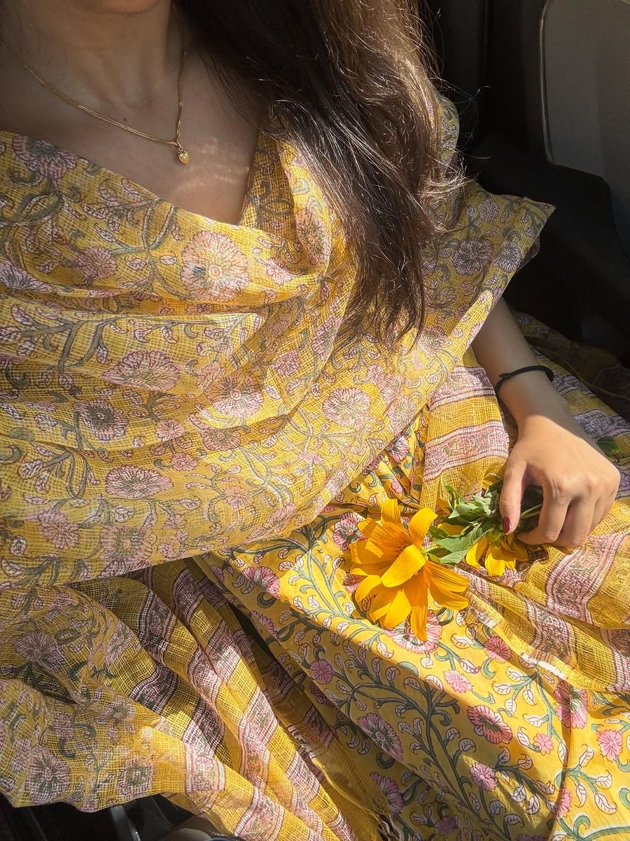 itz_Parmi's tweet image. आपसे कुछ कहना चाहती हूं मगर शर्म आ रही हे😊