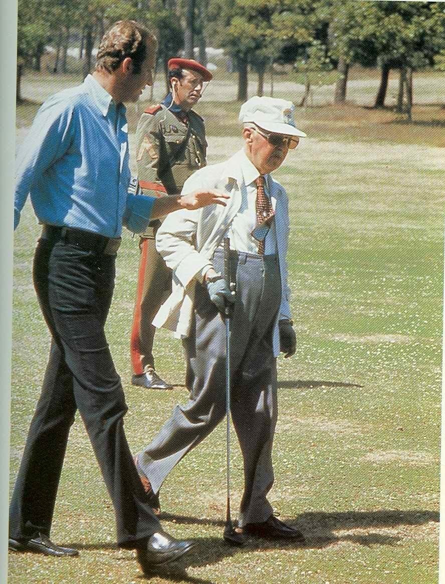 kaedoskopio's tweet image. Francisco Franco playing golf.