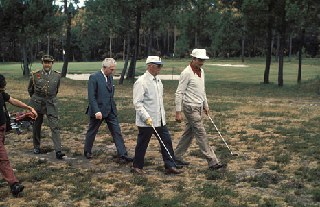 kaedoskopio's tweet image. Francisco Franco playing golf.