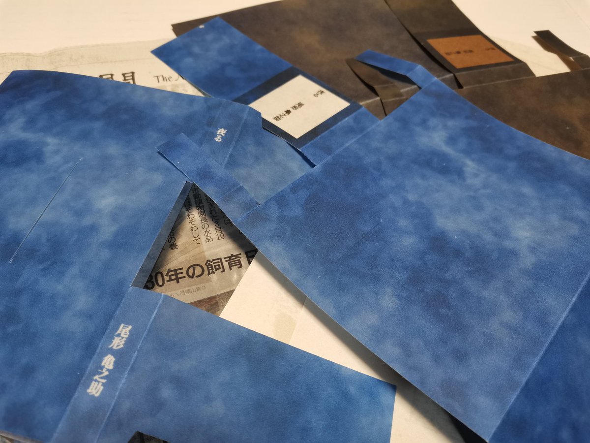 mw_bunsitsu's tweet photo. まるみずの冬の作品展用に紙を蝋引き。今から綴じます。明後日の締め切りはなんと���守れそう。 https://t.co/nRXOxL8SRI