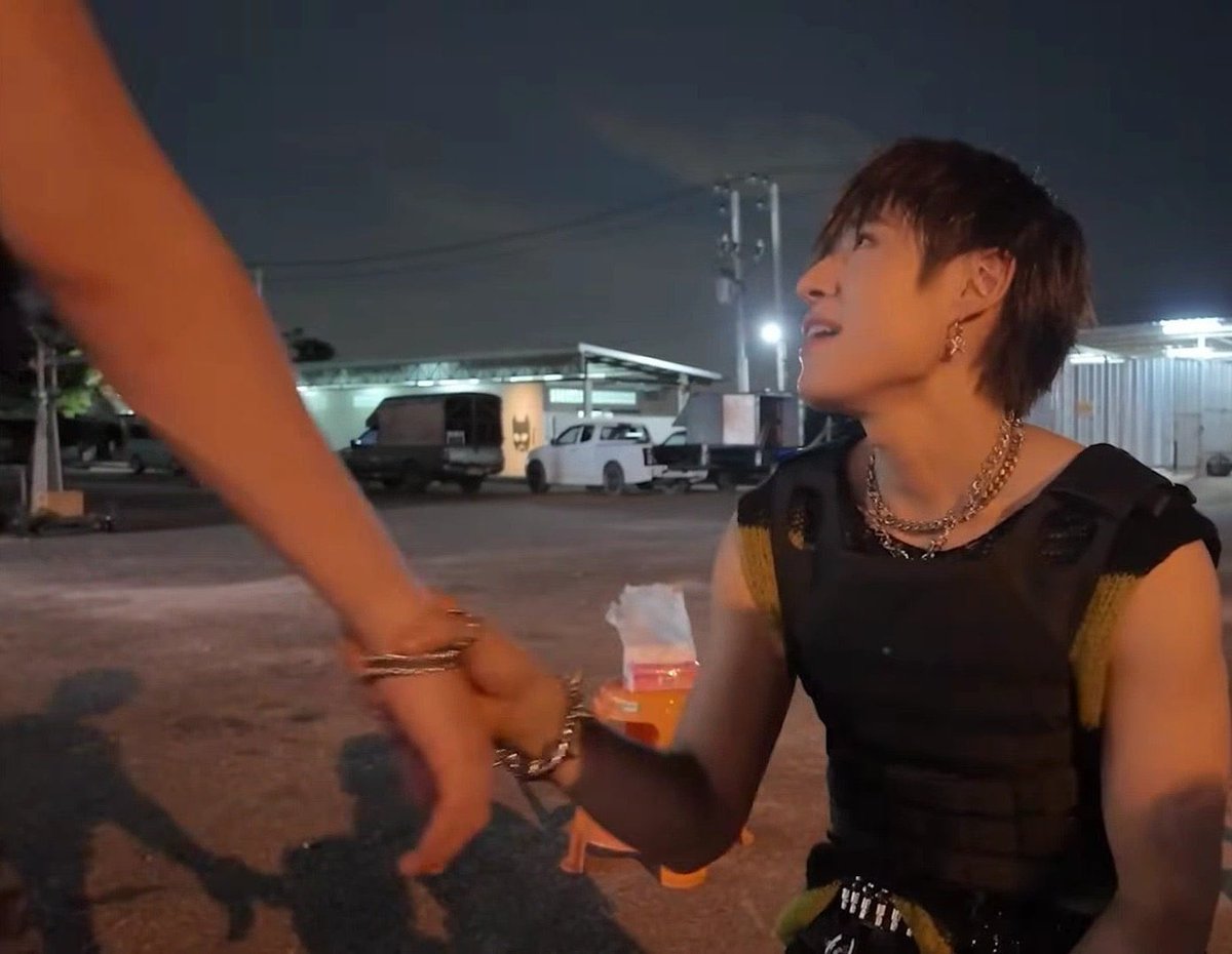 ขออนุญาตจิ้นทุกอย่างในภาพนี้ มือ หน้า สายตา เงา อห จังหวะคว้ามือซีรีย์มาก ม่ายเอาหมาใหม่น้าาาค้าบบ🥺🥺🥺 เขินมาก ทำไมวะ 😭😭😭😭