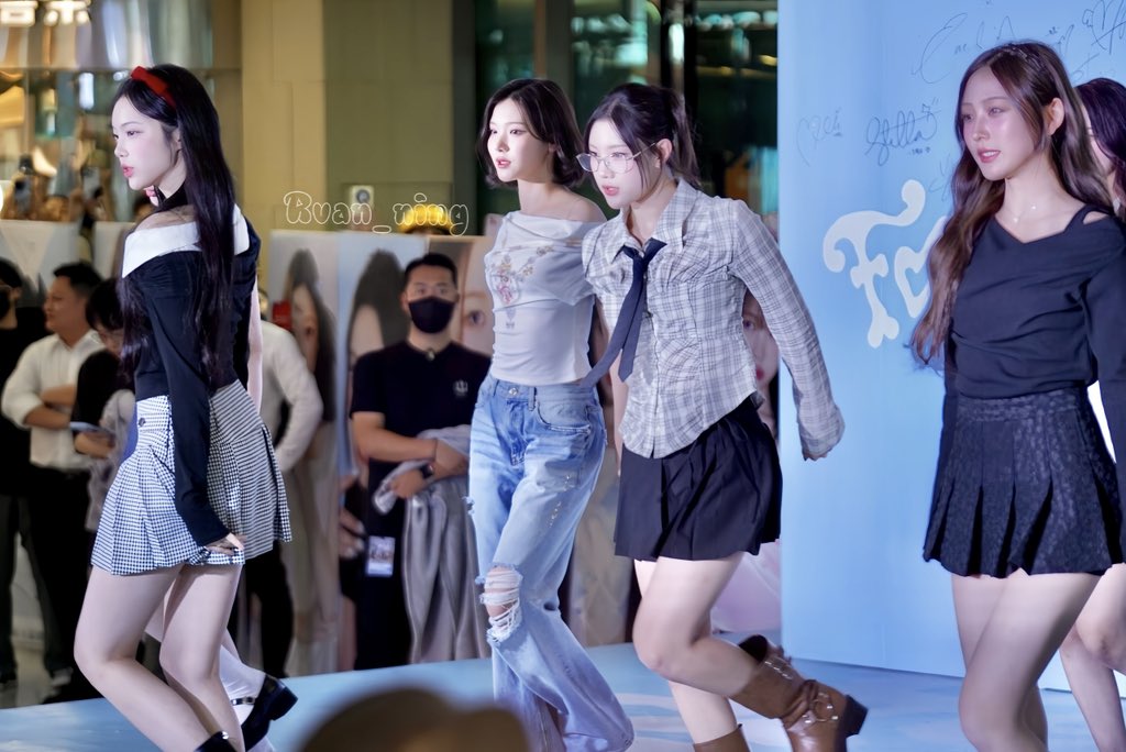 𝓗₂ + 𝓗 = 🩵
251106GuangZhou
#Hearts2Hearts #하츠투하츠 #H2H
<a href="/Hearts2Hearts/">Hearts2Hearts</a>