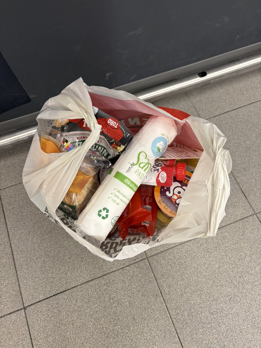 GlennJohnsrud's tweet image. For ikke altfor lenge siden kostet en 3/4 handlepose med matvarer kanskje 349.- i dag må du ut med 749.- for samme pose + 2 øl. #matvarer #mat #handle