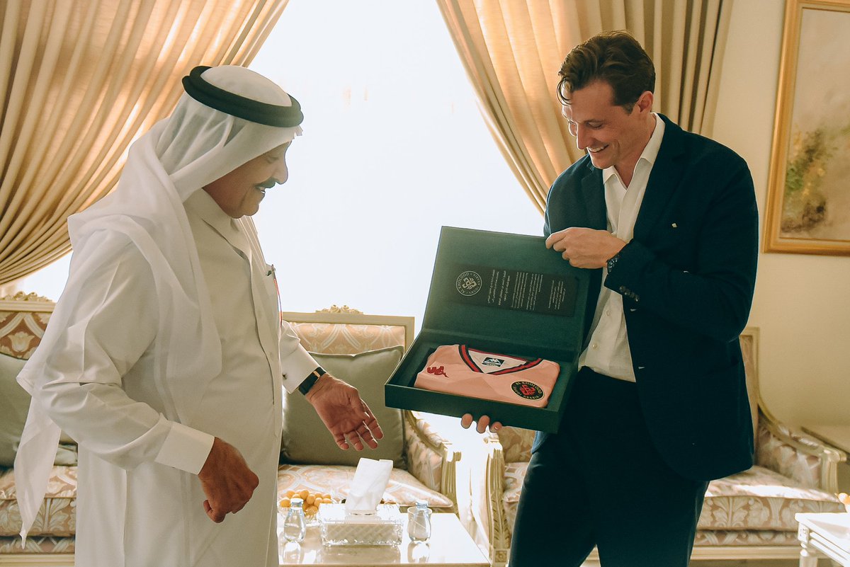 AlKholoodClub's tweet photo. لبى السيد "بن هاربورغ" مالك النادي، خلال تواجدنا في الدمام، دعوة الأستاذ أحمد الرميح أحد أهم الداعمين لنادينا عبر تاريخه 🤝 https://t.co/5XakkJogWF