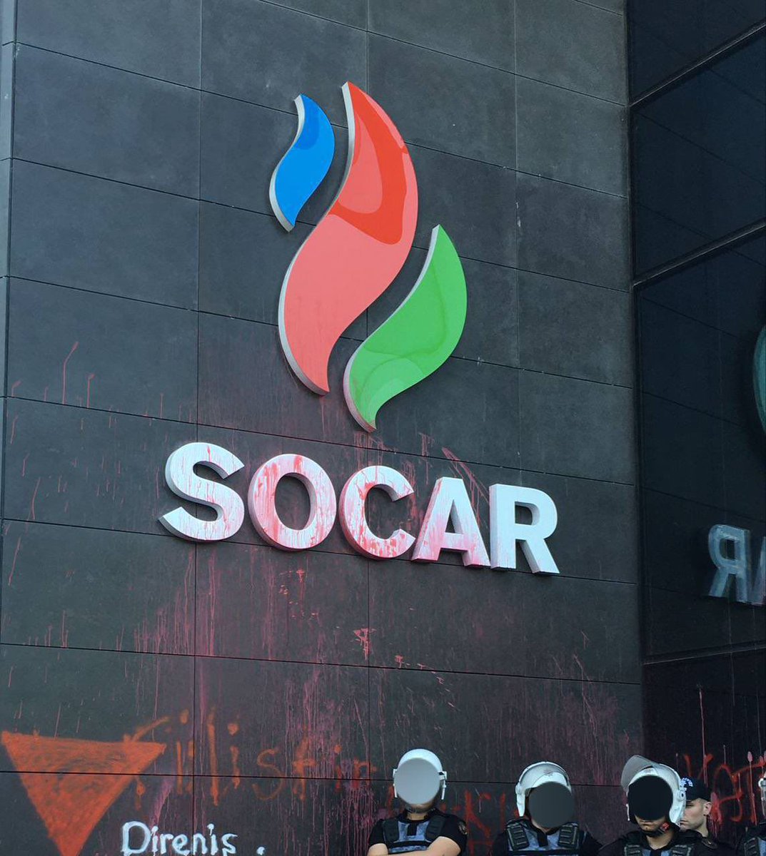 SOCAR Eylemine Yönelik Soruşturma Sürüyor:

31 Mayıs 2024 tarihinde SOCAR binası önünde gerçekleştirilen eylem sonrasında, bazı katılımcıların evlerine yapılan baskınlarla gözaltına alınmalarının ardından haklarında soruşturma başlatılmıştı.

“Kanuna aykırı toplantı ve gösteri