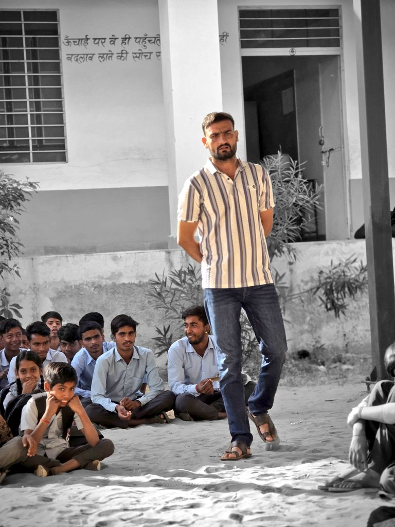 JATbera1's tweet image. दुनिया की सबसे खूबसूरत नौकरी जहां आपको हर दिन भगवान रूपी बच्चों के साथ समय गुजारने का मौका मिलता है ❣️🙌 
इनके लिए मन में खूब सारा प्रेम और भविष्य निर्माण के लिए चेहरे पर गंभीर मुद्रा रखनी पड़ती है 🎊