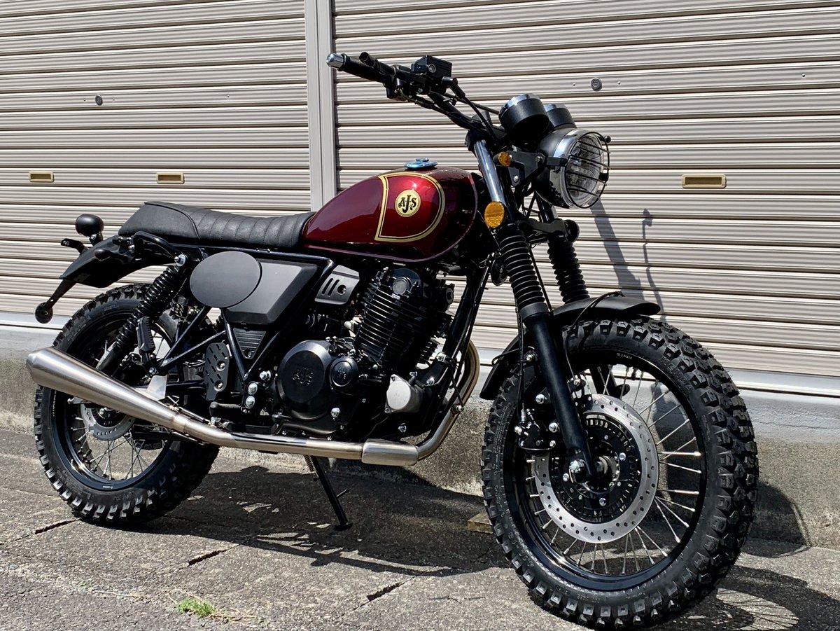 KMDex_hatahata's tweet image. #AJS 新作登場！
“アルバート・ジョン・スティーブンス”の名を冠する英国ブランドから、
ついに ’71 デザートスクランブラー125の兄貴分「Scrambler 250」 が発売開始！

サイズ感はそのままに、スズキOEMエンジン を搭載。
ツインメーターは一部デジタル化され、EFI仕様＋ABSも標準装備。