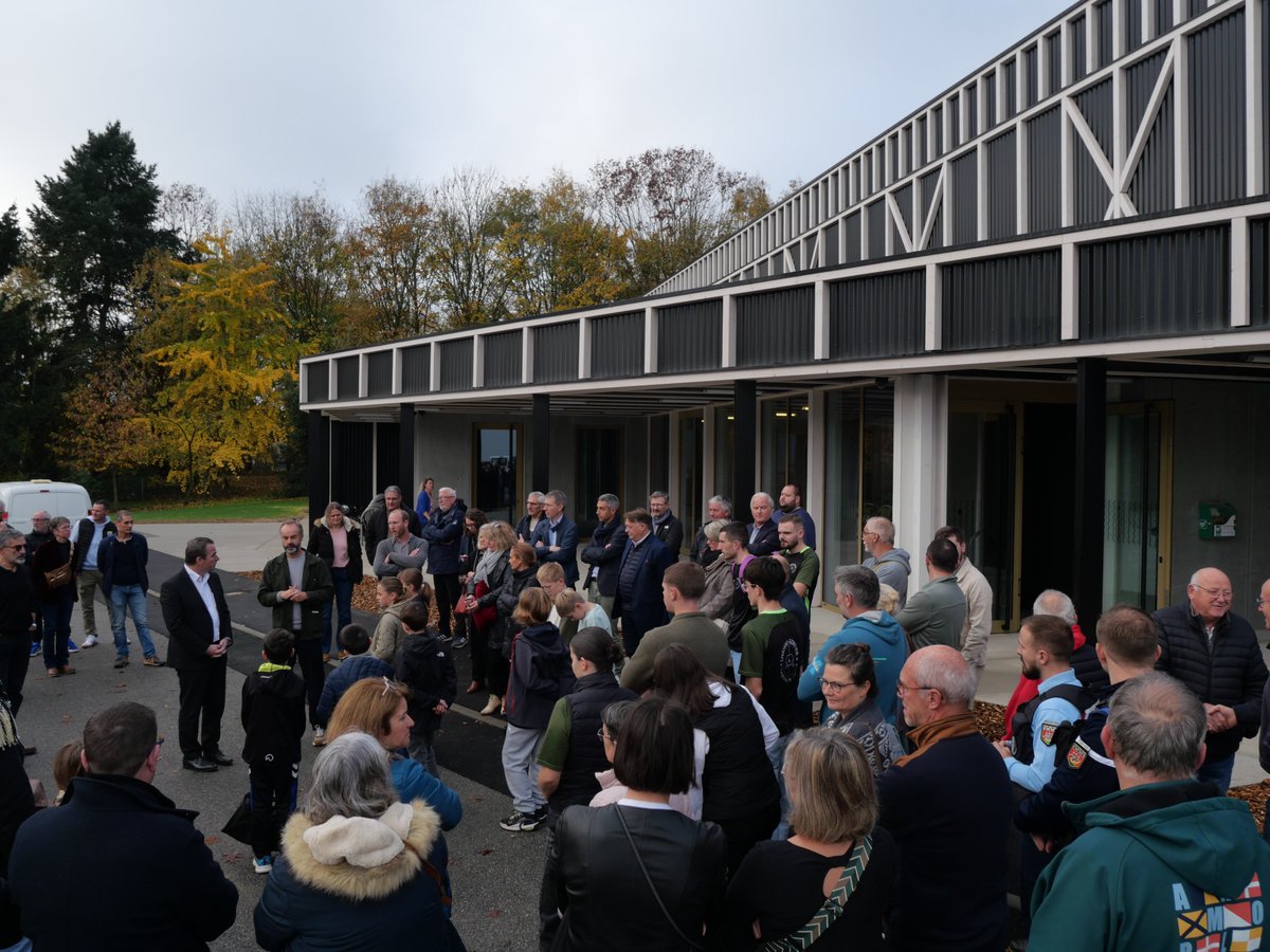 chateau_gontier's tweet photo. #Inauguration ✂️de la salle de #sport de la commune déléguée de #SaintFort, en compagnie de la collectivité, des architectes, artisans et des clubs : un bâtiment de haute performance énergétique, pour offrir aux sportifs et aux scolaires des équipements modernes et adaptés🏀🏓 https://t.co/JWnqbnscix