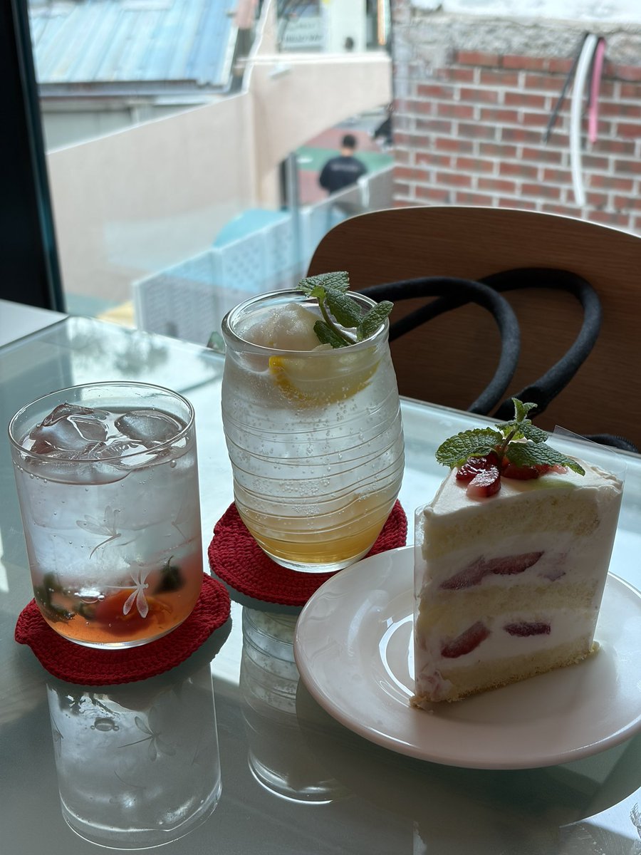 뜨게더 1주년➿
오늘 간 카페 넘 맘에들었고 스웨터 뺏어입기 킼 다음달만 영원히 기다려