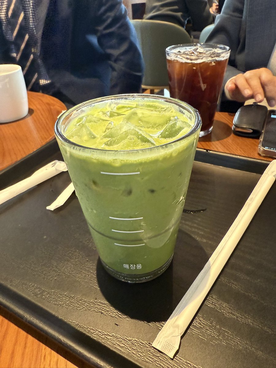 _June_66's tweet photo. 스타벅스 코코말차
리치베이스 빼기
클래식시럽 빼기
바닐라시럽 +1 먹었어요
맛은
우유 없어서 묵직함이 줄은 말차라떼 맛…
라떼 마시고 싶으면 대체용으로 괜찮은… 근데 가격은 시발롬인… 음료였습니다 https://t.co/Hi3DKuAMlW
