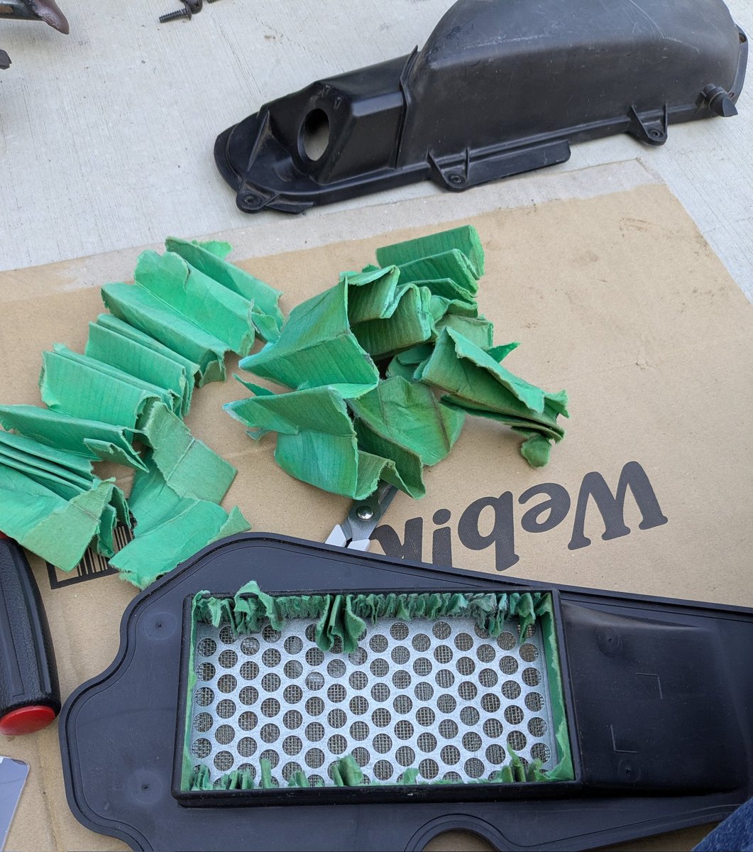 t_mac116's tweet image. #Dio110 #JF31
そして...禁断のエアクリ加工やっちゃいます。紙フィルターを破り捨て、代わりにデイトナターボフィルターをぶち込む魔改造！裏の細かい網部は今回取りません。コレは車種によっては不調となる場合あるので気をつけて！後は標高ある所ではダメ、絶対ｗｗｗ