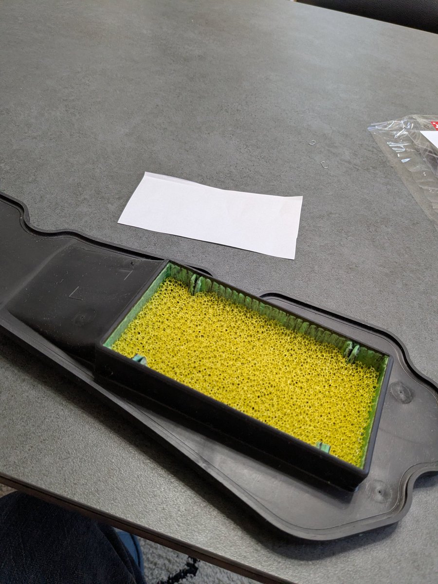 t_mac116's tweet image. #Dio110 #JF31
そして...禁断のエアクリ加工やっちゃいます。紙フィルターを破り捨て、代わりにデイトナターボフィルターをぶち込む魔改造！裏の細かい網部は今回取りません。コレは車種によっては不調となる場合あるので気をつけて！後は標高ある所ではダメ、絶対ｗｗｗ