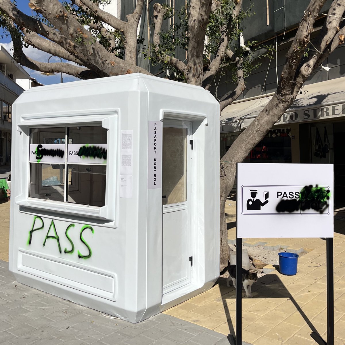 Lefkoşa Bienal dün başladı!

Günlerdir pasaport kontrol noktası olarak Lokmacı Geçiş Kapısı'nın biraz ilerisinde duran bu nokta, gün içerisinde performans sanatı ile "Pass" noktasına dönüştü.

Sosyal medyadan saatleri de görerek rehber ve sanatçı eşliğinde şehiri gezebilirsiniz!