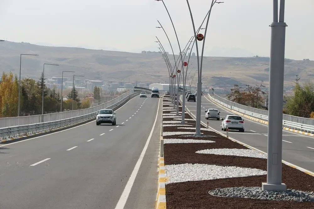 Edremit Köprülü Kavşağı trafiğe açıldı
urartuhaber.com/edremit-koprul…