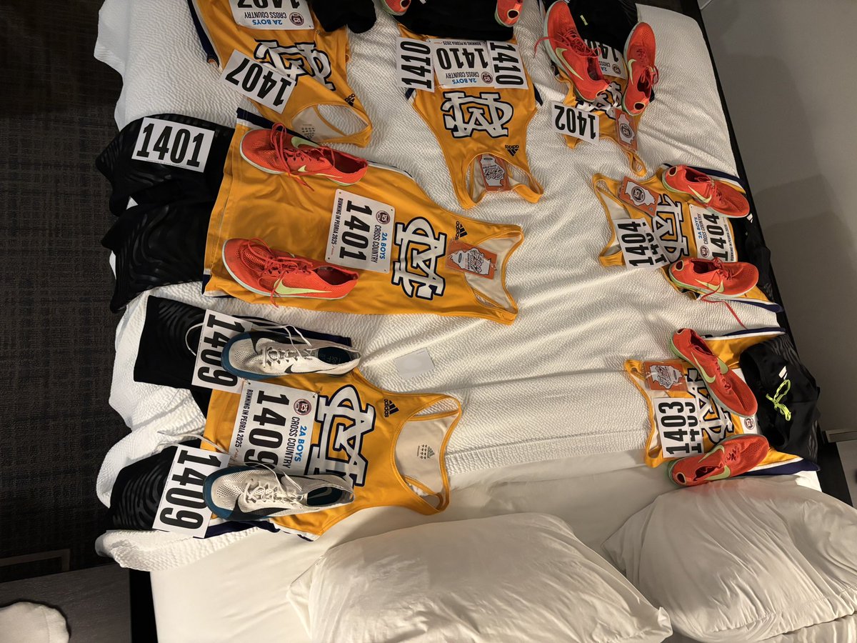 On State finals days we wear gold! 

The boys race at noon today. 
Live Results: live.raceresultsplus.com/meets/59033?_g…