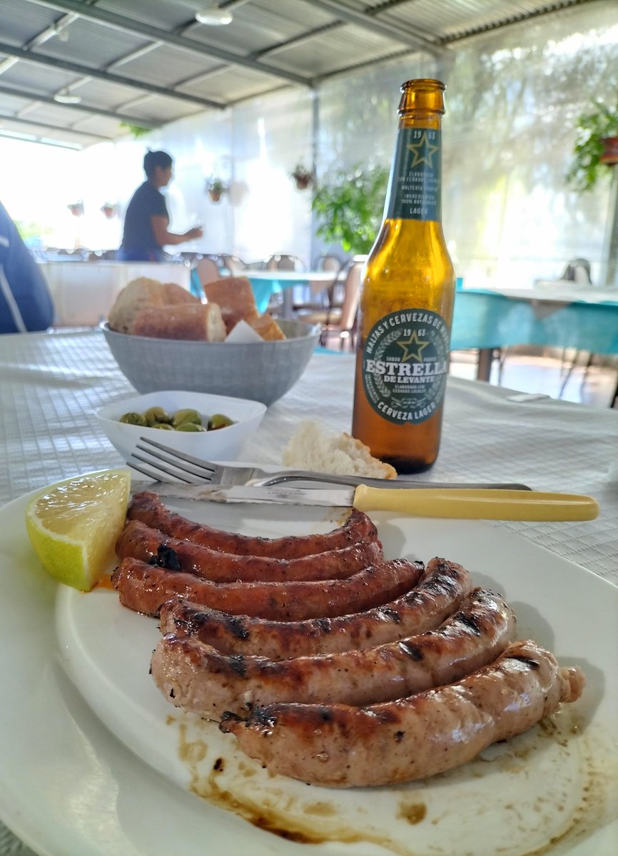 Cuchillos de mango amarillo y media docena de gamba roja a la brasa.
Almorzar. Que hoy juega el Murcia.