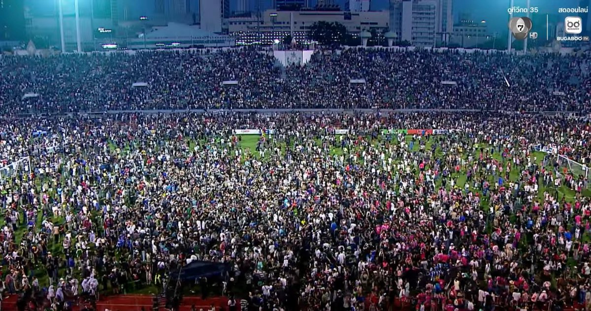 วิ่งกรูลงไปในสนามทำไม อารยธรรมรู้จักมั้ย จิตสำนักมีรึป่าว ปี2025 แล้วยังทำสันดานเหมือนยุคหินอยู่หรอ ภาพนี้กระจายไปที่ไหนอายถึงนั่น #บอล7สี