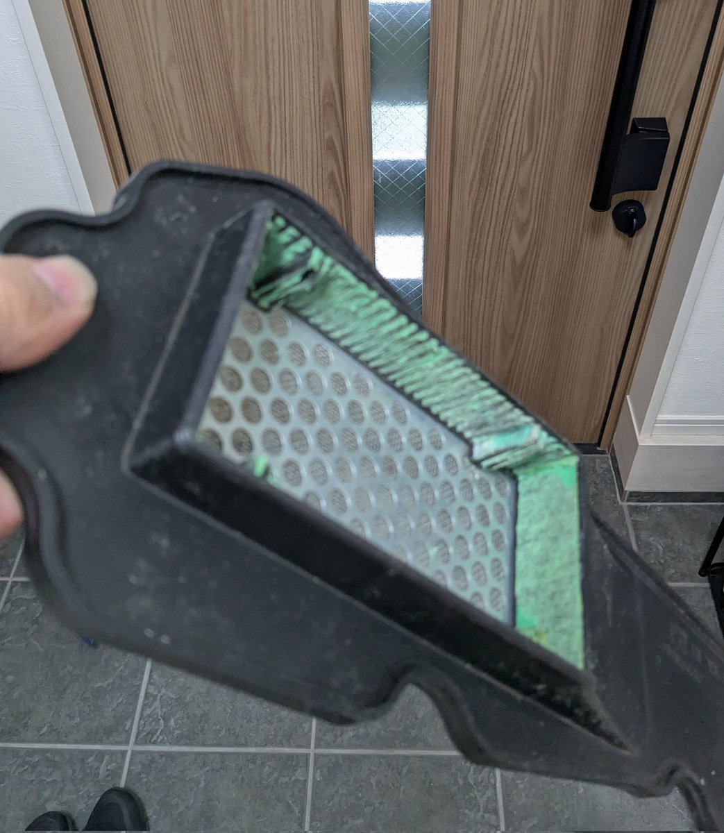 t_mac116's tweet image. #Dio110 #JF31
そして...禁断のエアクリ加工やっちゃいます。紙フィルターを破り捨て、代わりにデイトナターボフィルターをぶち込む魔改造！裏の細かい網部は今回取りません。コレは車種によっては不調となる場合あるので気をつけて！後は標高ある所ではダメ、絶対ｗｗｗ