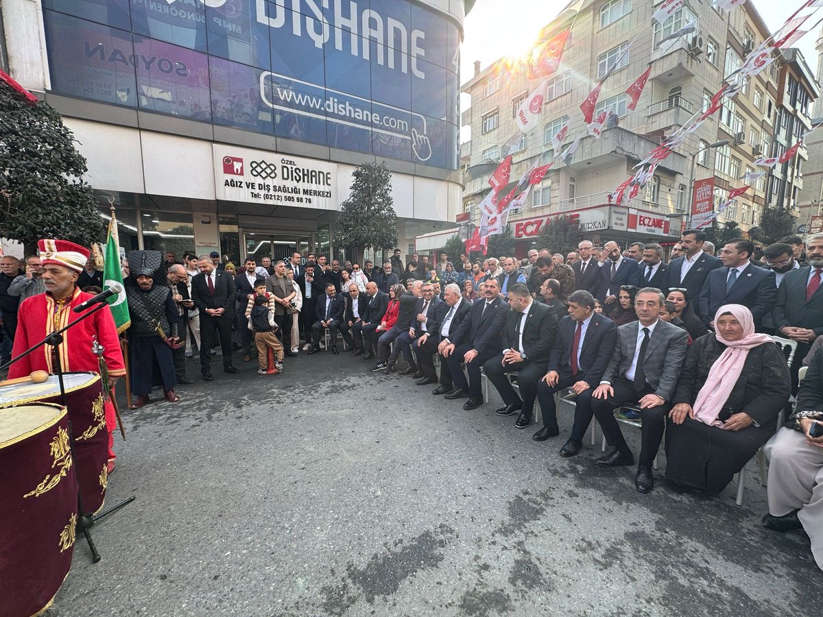 Genel Başkan Yardımcımız ve İstanbul Milletvekilimiz Sayın <a href="/E_SemihYalcin/">E. Semih Yalçın</a>, İl Başkanımız Sayın <a href="/sertel_selim/">Sertel Selim</a>, 3. Bölge Başkanımız Sayın Ahmet Ali Aydın ve dava arkadaşlarımız, Güngören İlçe Başkanlığımızın Yeni Hizmet Binasının açılışını gerçekleştirdiler.