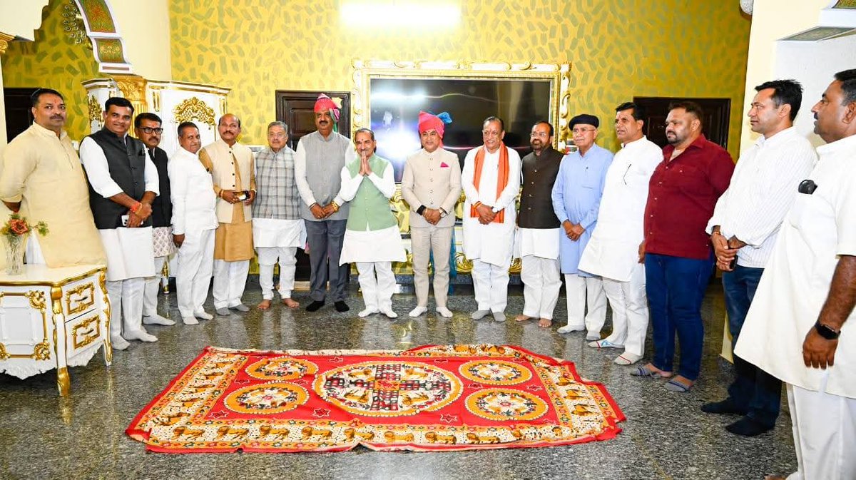 madanrrathore's tweet image. मेरे पारिवारिक मित्र श्री राजेंद्र सिंह जी देवड़ा (पूर्व प्रधान, पंचायत समिति सुमेरपुर) के सुपुत्र शिवेंद्रजीत सिंह के सगाई दस्तूरी समारोह में कोलीवाड़ा, सुमेरपुर पहुंचकर बधाई एवं शुभकामनाएँ प्रेषित कीं।

#Pali