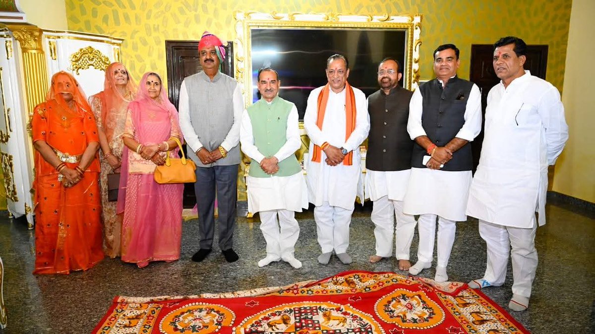 madanrrathore's tweet image. मेरे पारिवारिक मित्र श्री राजेंद्र सिंह जी देवड़ा (पूर्व प्रधान, पंचायत समिति सुमेरपुर) के सुपुत्र शिवेंद्रजीत सिंह के सगाई दस्तूरी समारोह में कोलीवाड़ा, सुमेरपुर पहुंचकर बधाई एवं शुभकामनाएँ प्रेषित कीं।

#Pali