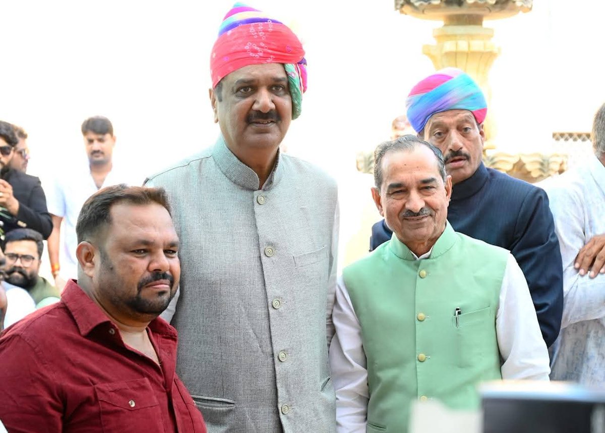 madanrrathore's tweet image. मेरे पारिवारिक मित्र श्री राजेंद्र सिंह जी देवड़ा (पूर्व प्रधान, पंचायत समिति सुमेरपुर) के सुपुत्र शिवेंद्रजीत सिंह के सगाई दस्तूरी समारोह में कोलीवाड़ा, सुमेरपुर पहुंचकर बधाई एवं शुभकामनाएँ प्रेषित कीं।

#Pali