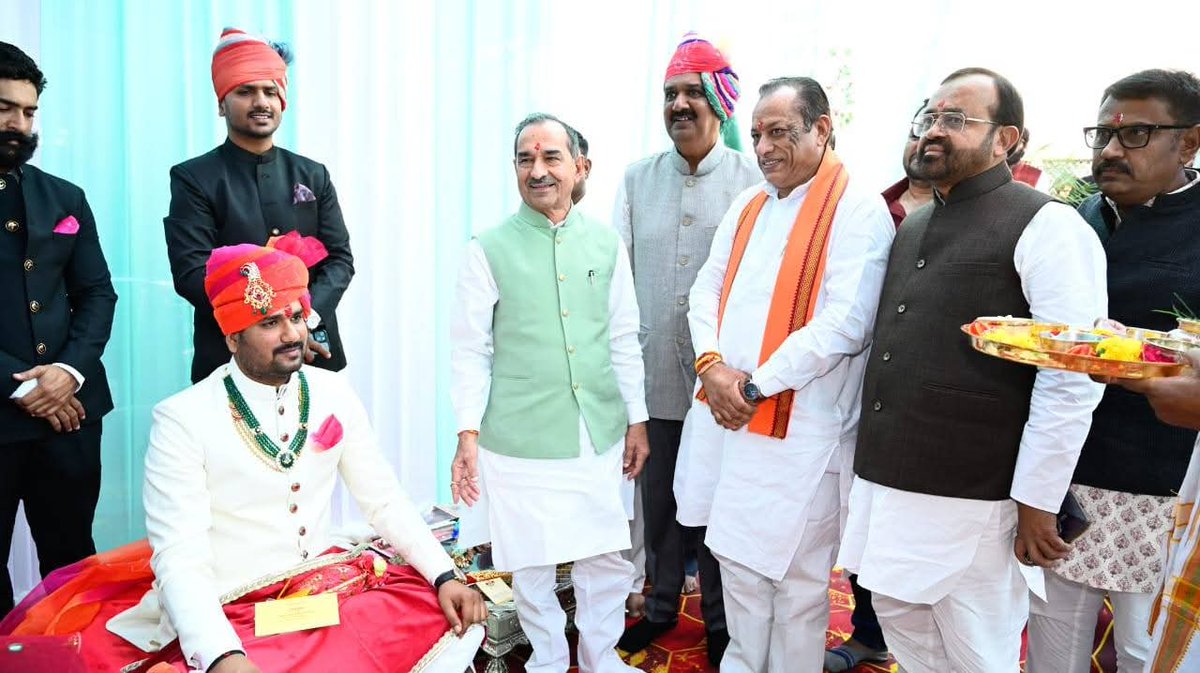 madanrrathore's tweet image. मेरे पारिवारिक मित्र श्री राजेंद्र सिंह जी देवड़ा (पूर्व प्रधान, पंचायत समिति सुमेरपुर) के सुपुत्र शिवेंद्रजीत सिंह के सगाई दस्तूरी समारोह में कोलीवाड़ा, सुमेरपुर पहुंचकर बधाई एवं शुभकामनाएँ प्रेषित कीं।

#Pali