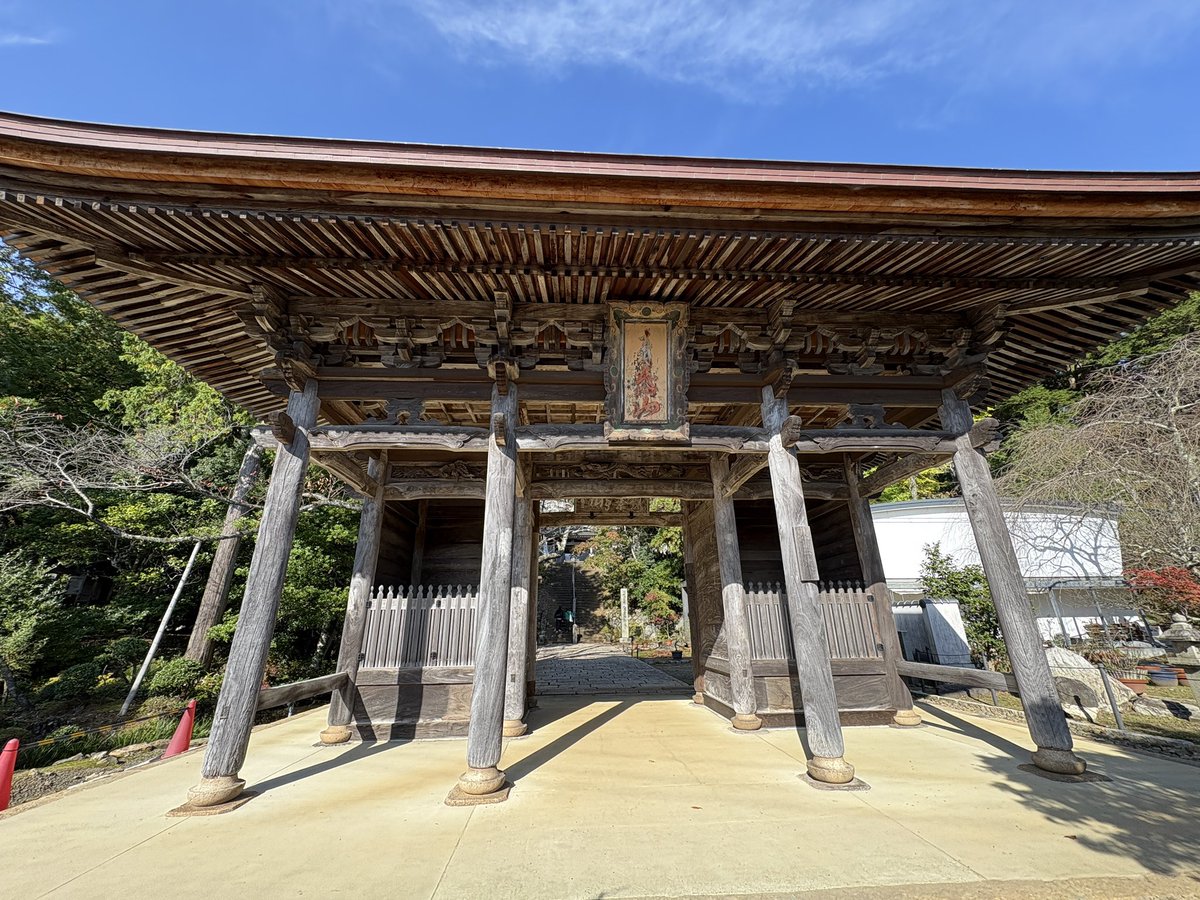 akinobee's tweet photo. 西国三十三ヶ所 第二十九番 青葉山 松尾寺さん。(西国三十三ヶ所は三巡目)

本堂は改修工事中。大師堂が仮本堂になっていました。また宝物殿の秋季展観か開催されていました。
舞鶴の山奥に存在し、途中には熊出没注意の看板があったのが都会っ子の私には印象的！。

#西国三十三箇所
#御朱印巡り https://t.co/DIdZP9sYKt