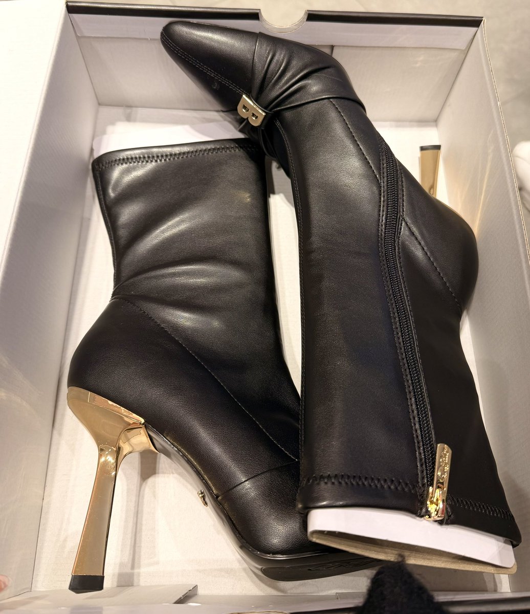 goddesslary's tweet image. Goddess will diese Leder Heels.
Sendet mir 70€