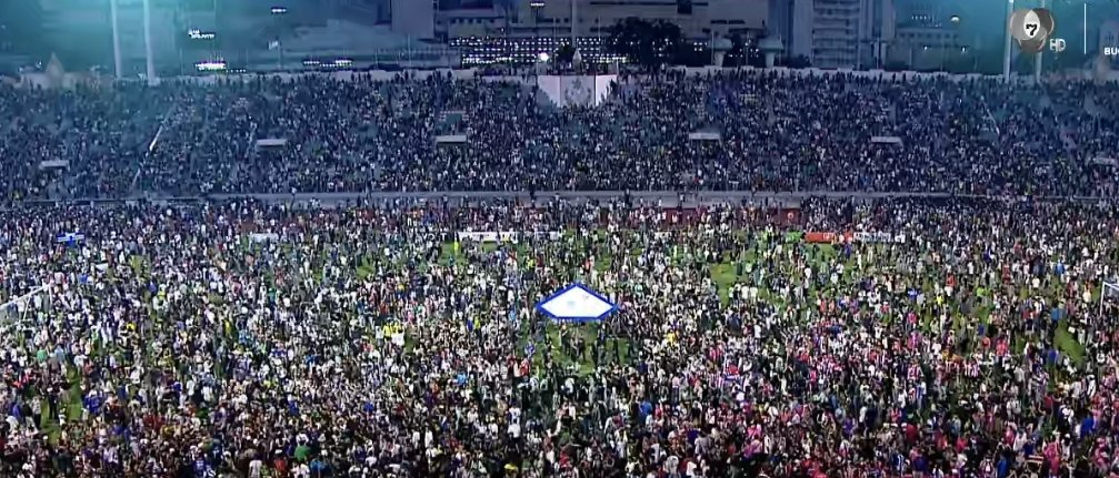 #ฟุตบอล7สี พญาฝูงชน กำลังเดินทางกลับ แต่คนเยอะแบบนี้รอบหน้าไม่เอาละนะ คนดูเดินไปผลักปรี่นักบอล เตะแทนนักบอลแล้ว