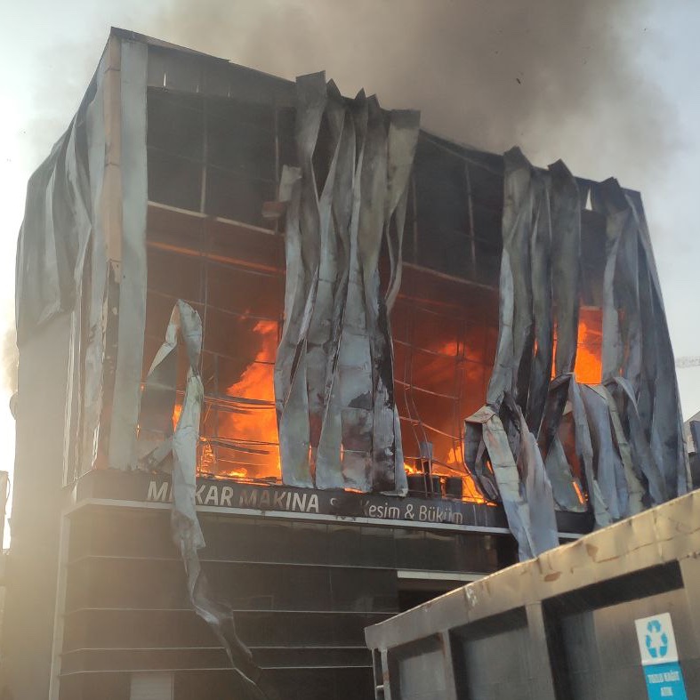 Kocaeli'de parfüm deposunda hayatını kaybeden 6 işçinin kimliği belli oldu. 

• Tuğba Taşdemir, 18 yaşında.
• Nisa Taşdemir, 17 yaşında.
• Cansu Esatoğlu, 16 yaşında.
• Esma Dikan, üç çocuk annesi.
• Şengül Yılmaz, 55 yaşında.
• Hanım Gülek, 65 yaşında.