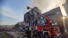 TOPXNews's tweet image. 🚨 Tragic news from Turkey as a fire at a perfume warehouse claims six lives. Our hearts go out to the victims and their families. 😔🔥 Let's hope for improved safety measures in storage facilities. Stay safe, everyone! 🙏 #TurkeyFire #SafetyFirst… News](ift.tt/Fmkvtod)
