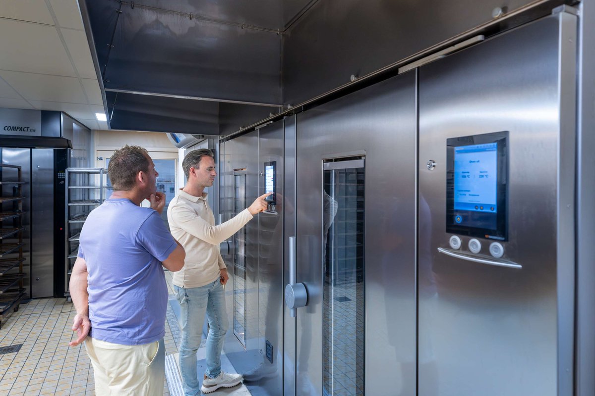 ‘Er is weer een sociaal leven mogelijk’
Pascal Verdult, eigenaar van Bakkerij Wilbrink uit Hoogerheide, slaapt tegenwoordig acht uur per week meer dan voorheen. Zijn geheim? Investeren in de juiste machines bij Beko Techniek.

Lees het hele artikel op:
beko-techniek.nl/blog/item/er-i…