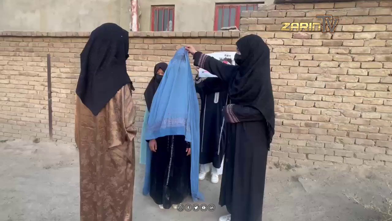 زنان افغان در واکنش به محدودیت های طالبان چادری را آتش زدند