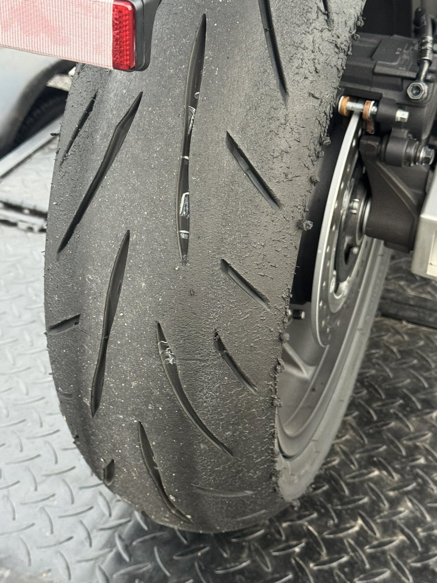 CB1300SFサーキットデビュー
無事終了

エッジグリップに定評のあるS23
噂通りのグリップ感
温度依存性が少ないので
ウォーマー要らずで楽ちん
膝も擦れる笑
結構削れちゃったけど笑

CBは広い回転域でトルクあるけど
伸びはない感じですね。
でも楽しく走れました👍