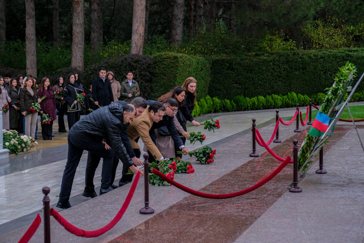 gikm__az's tweet image. Şanlı Zəfərin 5-ci ildönümü münasibətilə Azərbaycan Respublikasının Gənclər Fondu və Gənclərin İnkişaf və Karyera Mərkəzinin rəhbər və kollektivi Fəxri xiyabanda Ümummilli Lider Heydər Əliyevin məzarını ziyarət ediblər.

#AzGF #GİKM #8Noyabr #ZəfərGünü