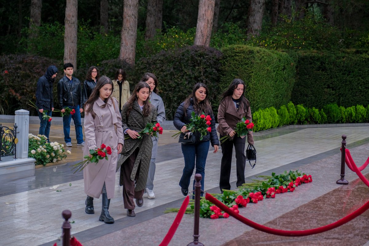 gikm__az's tweet image. Şanlı Zəfərin 5-ci ildönümü münasibətilə Azərbaycan Respublikasının Gənclər Fondu və Gənclərin İnkişaf və Karyera Mərkəzinin rəhbər və kollektivi Fəxri xiyabanda Ümummilli Lider Heydər Əliyevin məzarını ziyarət ediblər.

#AzGF #GİKM #8Noyabr #ZəfərGünü