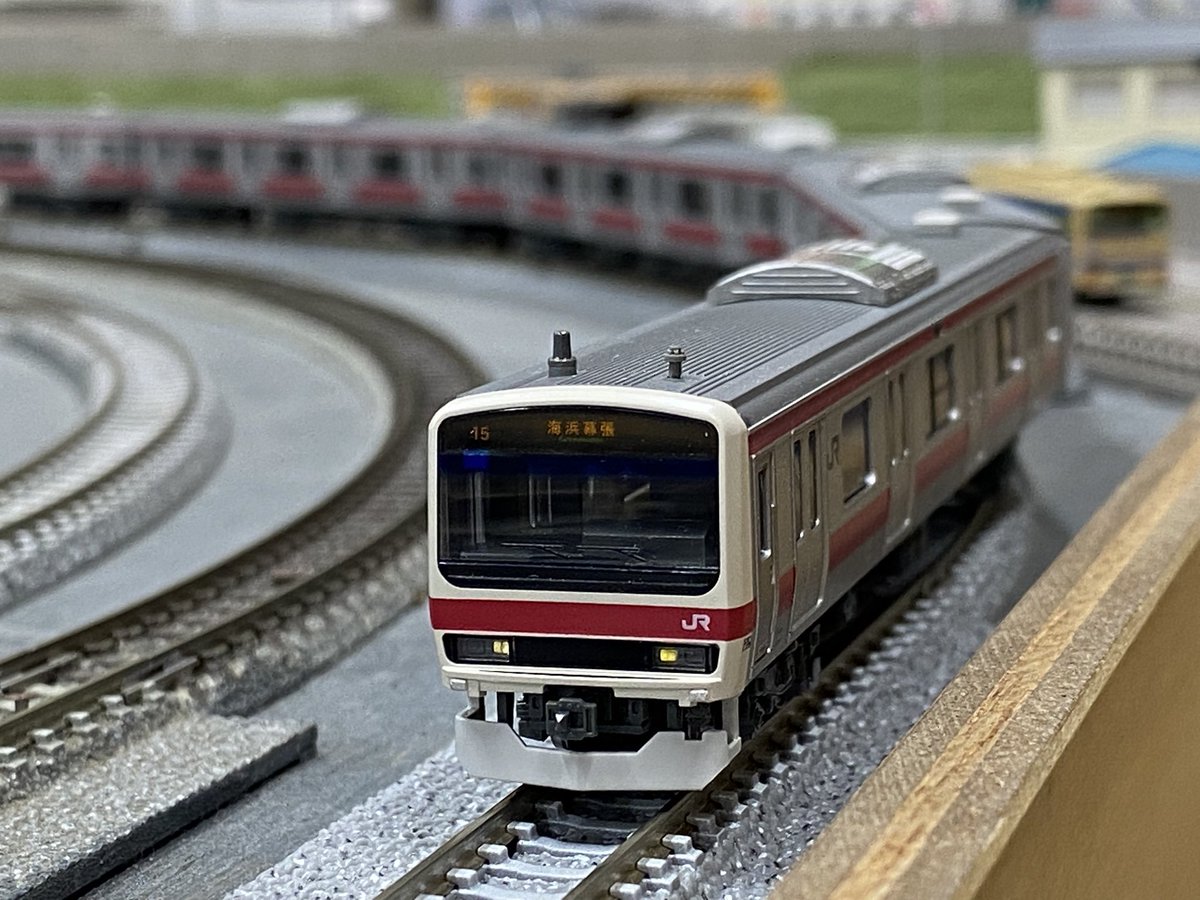 Keyo_Musa20GO's tweet image. 今回初走行のKATO製209系500番代京葉線(ケヨ34)編成。とりあえず顔だけ弄りましたが側面は間に合わず、前面のステッカーも付属ステッカーの仮貼り付けで済ませたので不完全燃焼です。
しかしKATO完成品で手に入るのは模型鉄的に嬉しすぎてついつい見惚れてしまった逸品です