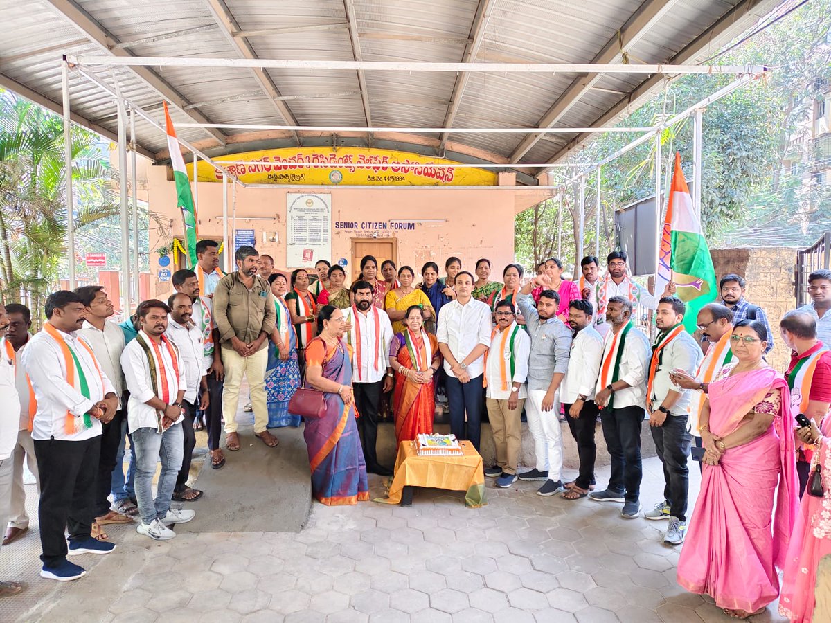 GuthaAmithReddy's tweet photo. ఎర్రగడ్డ డివిజన్ పరిధిలోని కళ్యాణ్ నగర్ వెంచర్-3లో ఈ రోజు గౌరవనీయులైన తెలంగాణ ముఖ్యమంత్రి @revanth_anumula గారి పుట్టిన రోజు సందర్భంగా నిర్వహించిన వేడుకల్లో పాల్గొని కేక్ కట్ చేయడం జరిగింది. పెద్ద ఎత్తున కాంగ్రెస్ పార్టీ కార్యకర్తలు, అభిమానులు హాజరయ్యారు.

 #HBDRevanthAnna https://t.co/Kw73gKCKUT