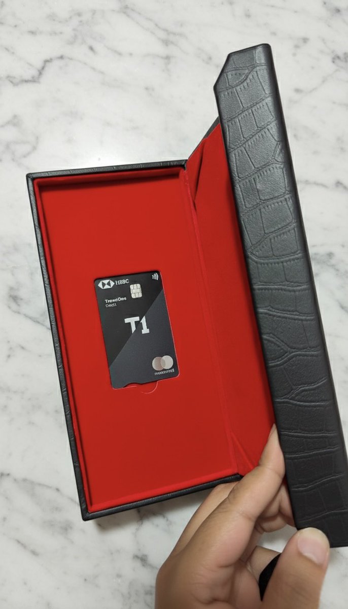 fakevinreal's tweet photo. @HSBC_IN My application took the longest! (Application date 9th Oct) Thanks to vkyc failures at your end. And then you take away little joys sent in the welcome kit? What do I do with the large velvet and leather box? Have added the earlier kit sent to some1 as reference. https://t.co/cCKTm2djjq