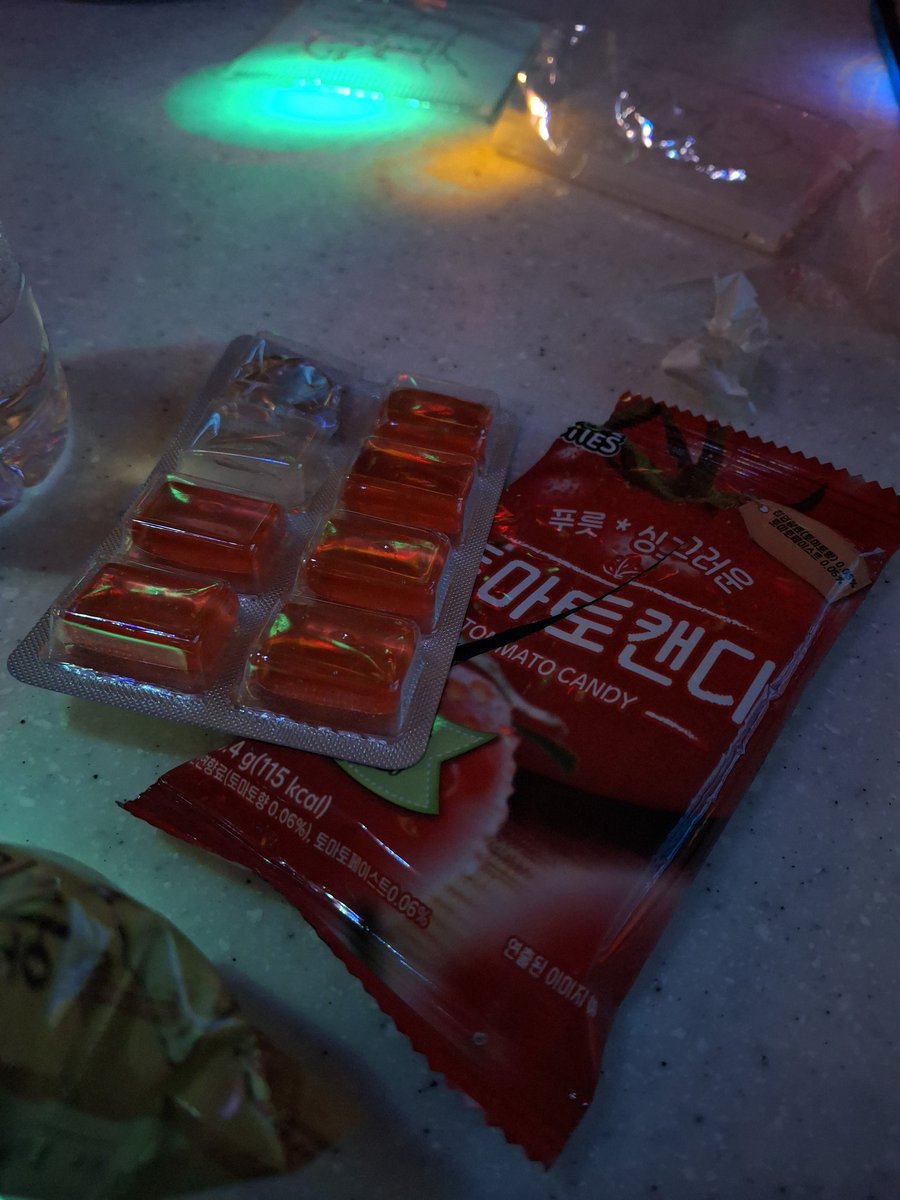 Miya_Ichgo's tweet image. 이거.. 좀 더러운데.... 한 일주일 안씻은 손으로 토마토 으깨서 사탕만들어가지고 먹는맛나......... 짜고달아....