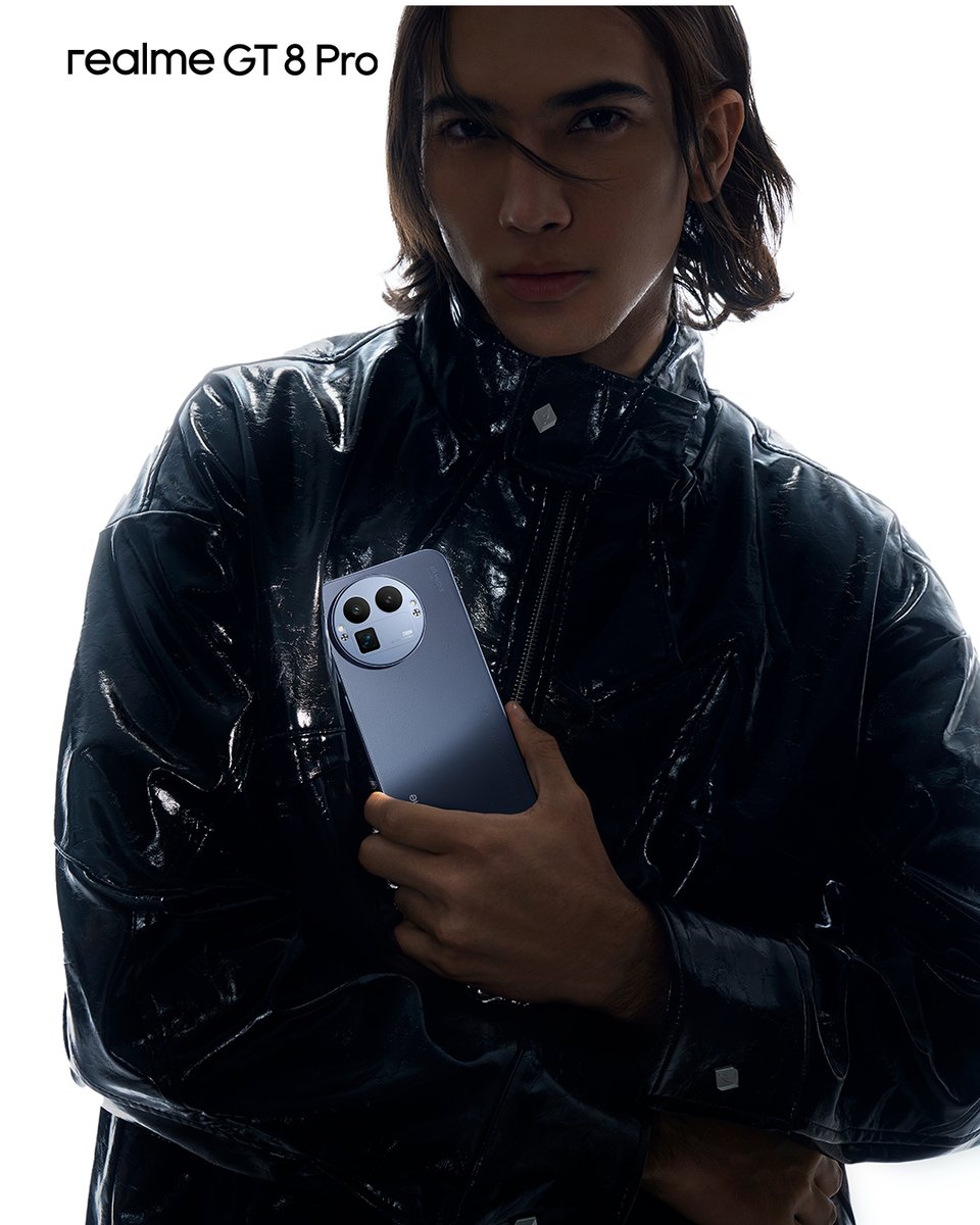 Blue in its most powerful hue.

The #realmeGT8Pro in Urban Blue pairs a refined paper-leather finish with bold design and the world’s first Modular Camera Island, made for those who like their innovation to stand out in style.

Show off your mood and join the #MyGT8ProMood