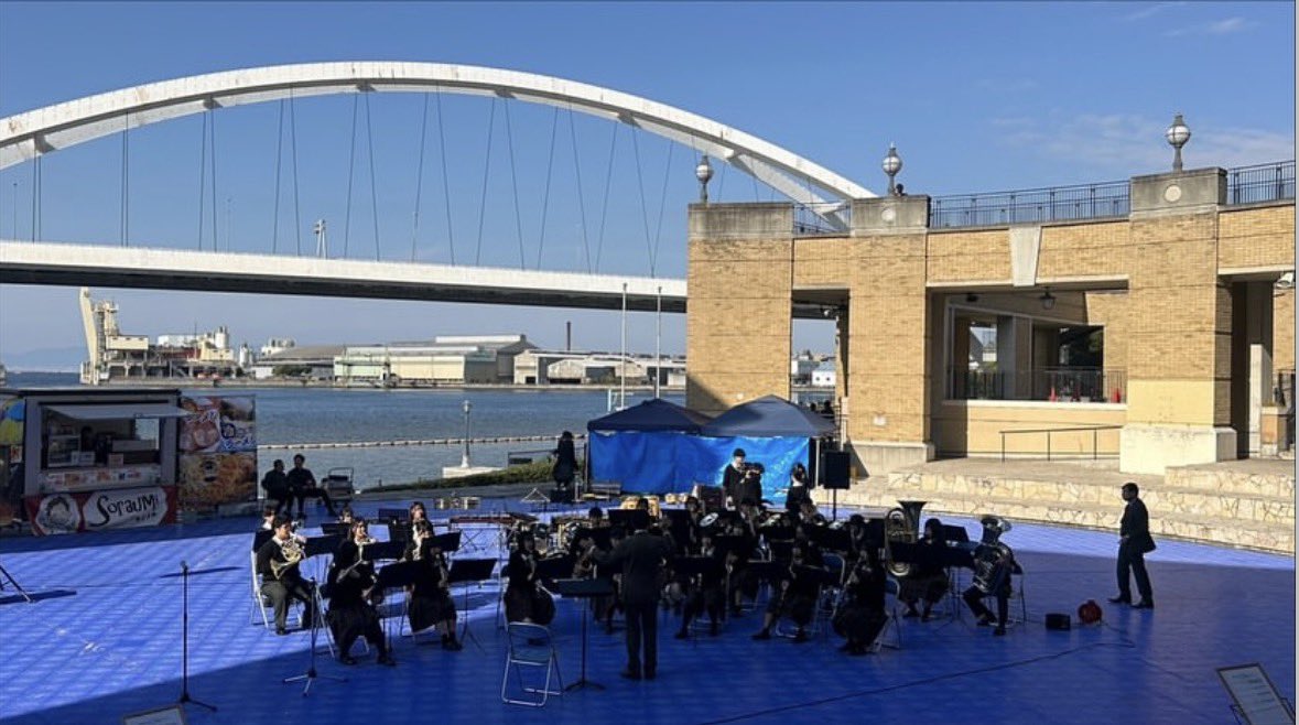 hineno_winds's tweet photo. 本日岸和田カンカンベイサイドモールにて開催された吹奏楽FESTAに出演しました！本日最後の出番で緊張していましたが沢山の方から手拍子を頂き楽しい演奏となりました✨️
本日見に来てくださった方ありがとうございました！！ https://t.co/BfVVuSc7na