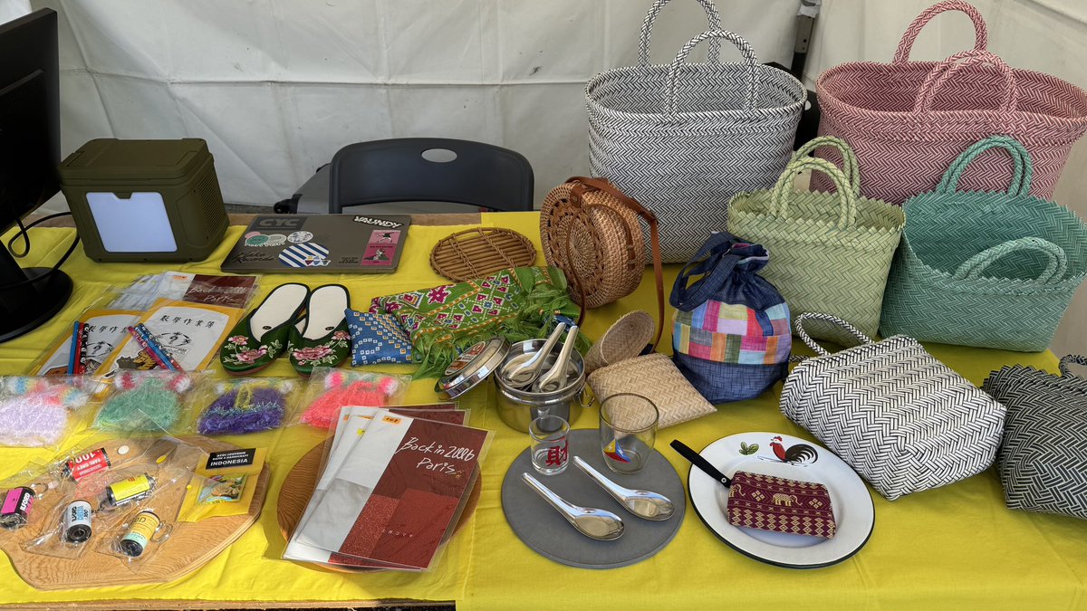 komako_mgr's tweet image. たくさんの方とお会い出来ました。ありがとうございました。
ZINEが好きという方も多くて、私の初ZINEを連れて帰ってくれて嬉しい。読んで海外旅行を決めたって人もいて、嬉しい。
結構売れてしまったのだけど、明日も13:00-日暮れまで、待ってます。
#komaki802 #fm802 #メリメロオーサカ