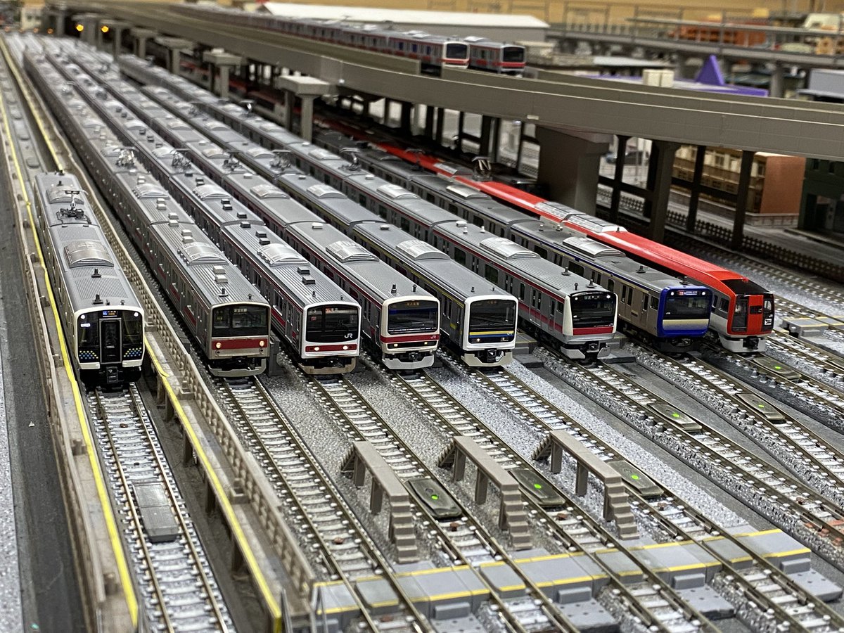 Keyo_Musa20GO's tweet image. あるささんのE233と総武快速組、そして高架上のなぎ車セさんの京葉線車両(?)と並べてパシャリ
やはり千葉系統の電車は見ていて楽しいですねぇ