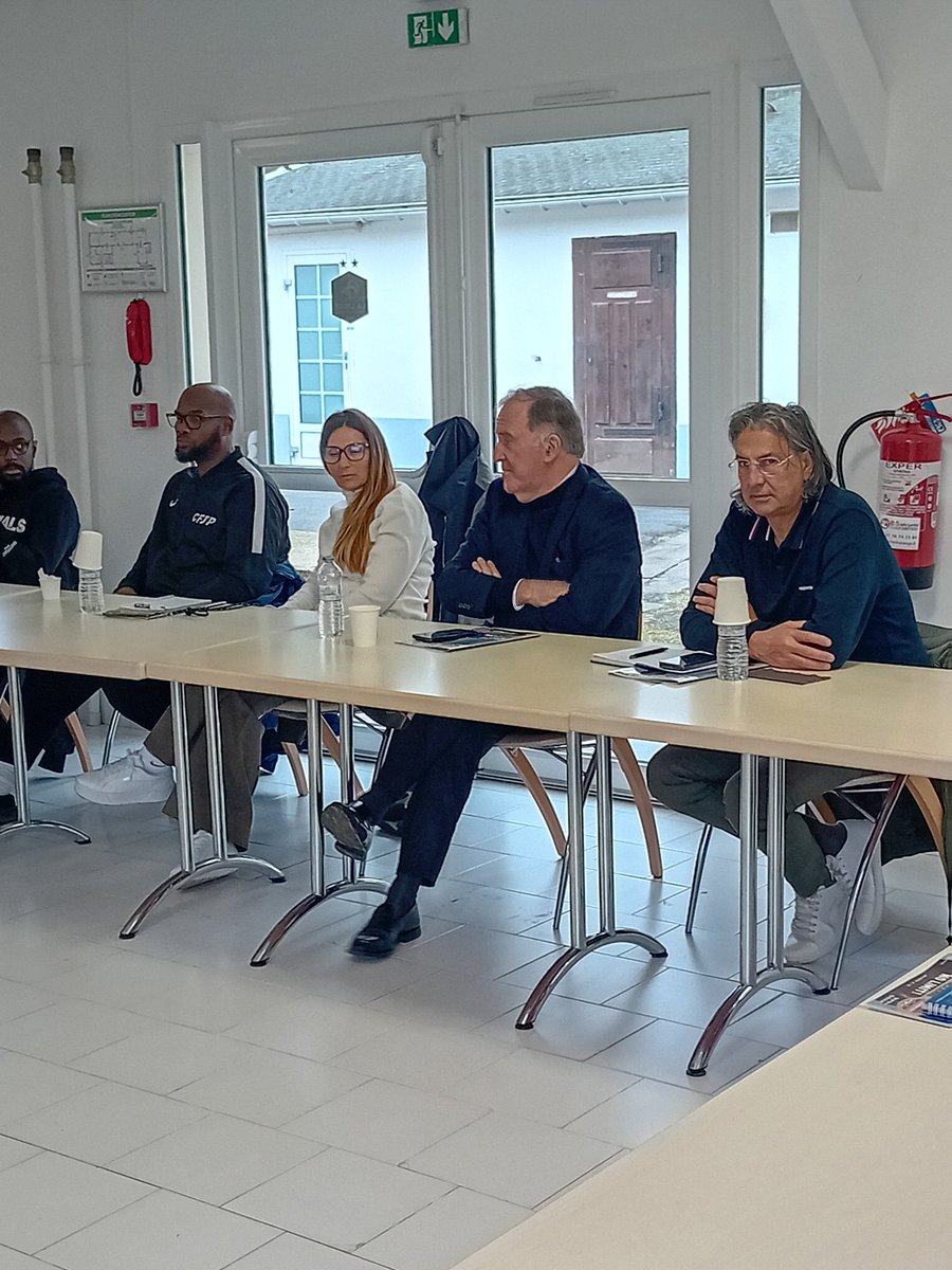Le Président Jamel Sandjak accueille les présidentes, présidents et actrices du football francilien au Campus de Morfondé pour une réunion de travail. 
Les sujets du jour : baisse des licenciés en foot animation, violences bord terrain, citoyenneté et féminisation du football.